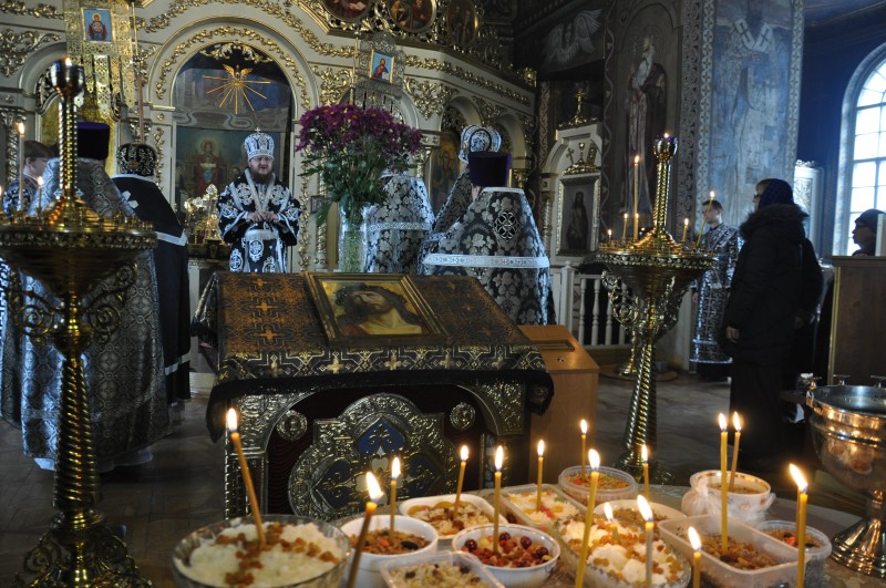 Архиепископ Боярский Феодосий совершил Литургию Преждеосвященных Даров и освящение колива в Крестовоздвиженском храме на Подоле