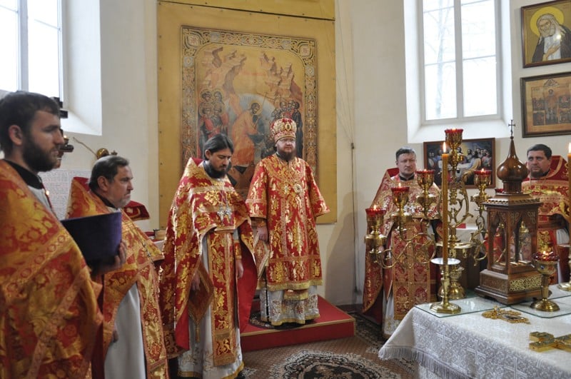 Архиепископ Боярский Феодосий возглавил Божественную литургию по случаю малого престольного праздника в Петропавловском храме на Подоле
