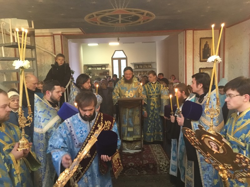 Архиепископ Боярский Феодосий совершил утреню с чтением акафиста Пресвятой Богородице
