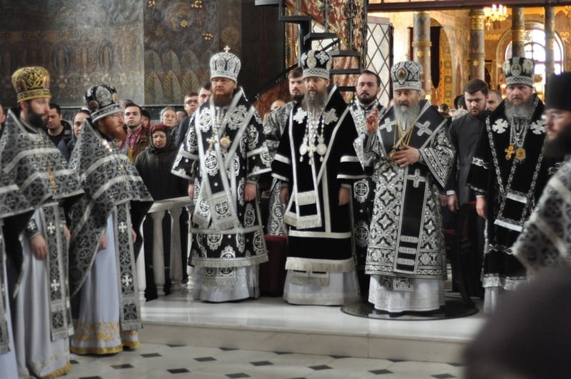 У Велику Середу архієпископ Боярський Феодосій співслужив Предстоятелю у Трапезному храмі Києво-Печерської Лаври (+ВІДЕО)