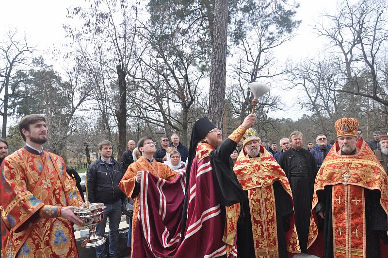 У день Радониці архієпископ Феодосій звершив освячення каплиці на столичному кладовищі