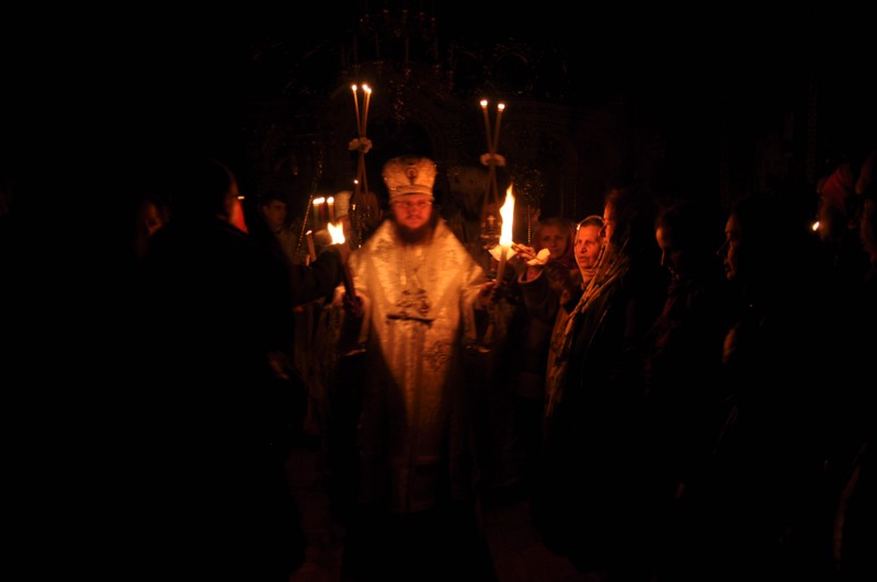 У Великодню ніч архієпископ Боярський Феодосій звершив святкову утреню і Божественну літургію
