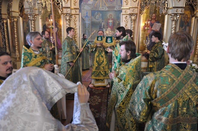 Архиепископ Боярский Феодосий совершил Литургию в праздник Входа Господня в Иерусалим