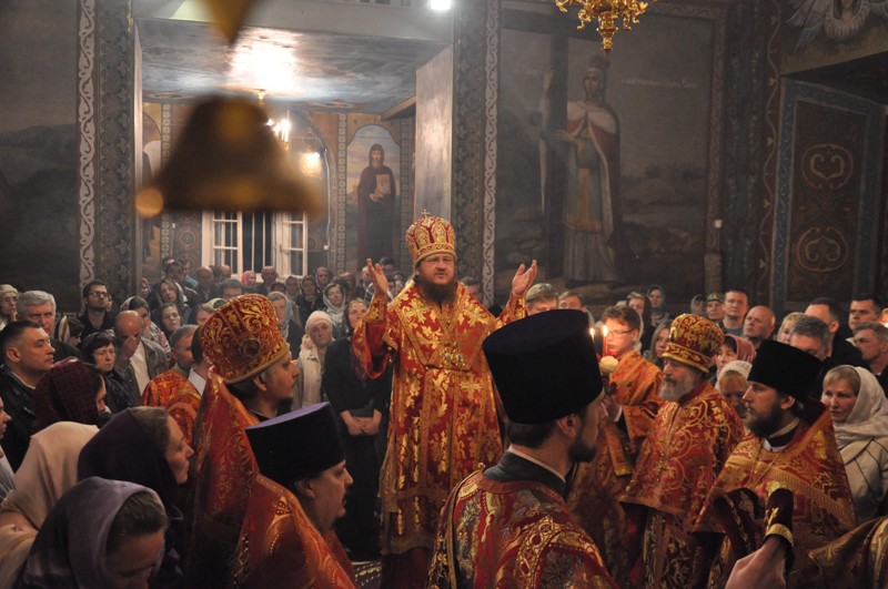 В Пасхальную ночь архиепископ Боярский Феодосий совершил праздничную заутреню и Божественную литургию