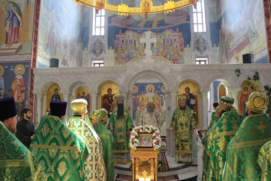 В день Святого Духа архиепископ Феодосий сослужил наместнику Киево-Печерской Лавры митрополиту Павлу