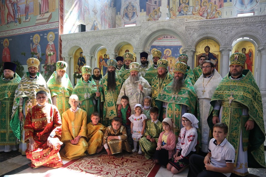 В день Святого Духа архієпископ Феодосій співслужив наміснику Києво-Печерської Лаври митрополиту Павлу