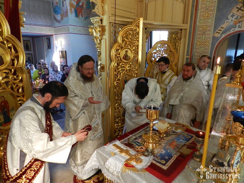 Архієпископ Боярський Феодосій звершив Літургію в Троїцьку батьківську суботу