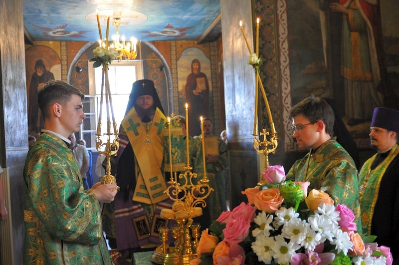Архиепископ Боярский Феодосий совершил всенощное бдение накануне Дня Святой Троицы