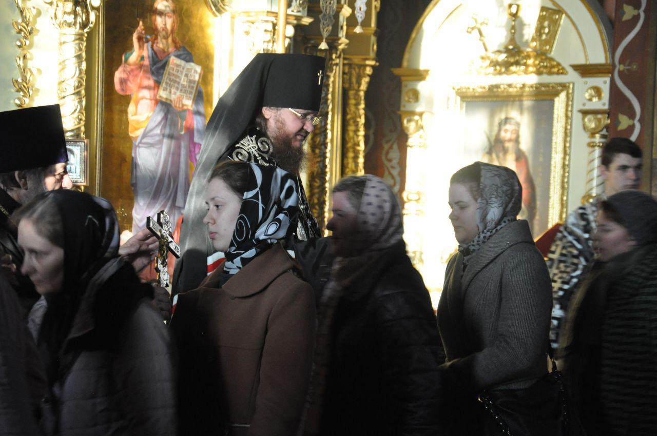 Архиепископ Феодосий совершил вечерню с чином прощения в Крестовоздвиженском храме столицы