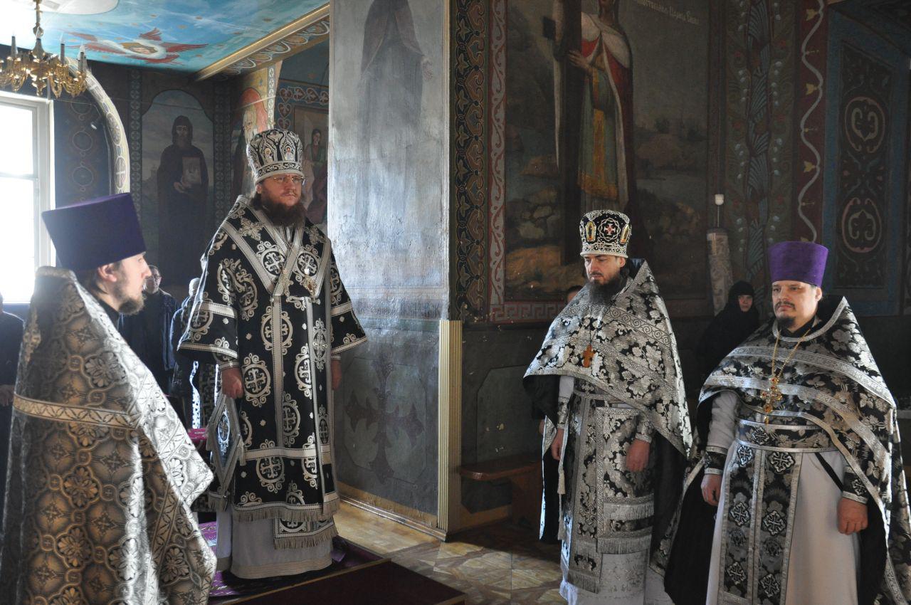 Архієпископ Феодосій звершив Літургію Передосвячених Дарів у Хрестовоздвиженському храмі на Подолі