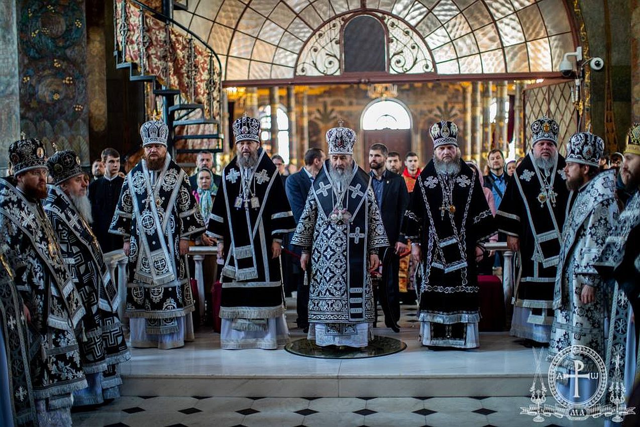 В Великую Среду архиепископ Феодосий сослужил Предстоятелю УПЦ в Трапезном храме Киево-Печерской Лавры (+ВИДЕО)