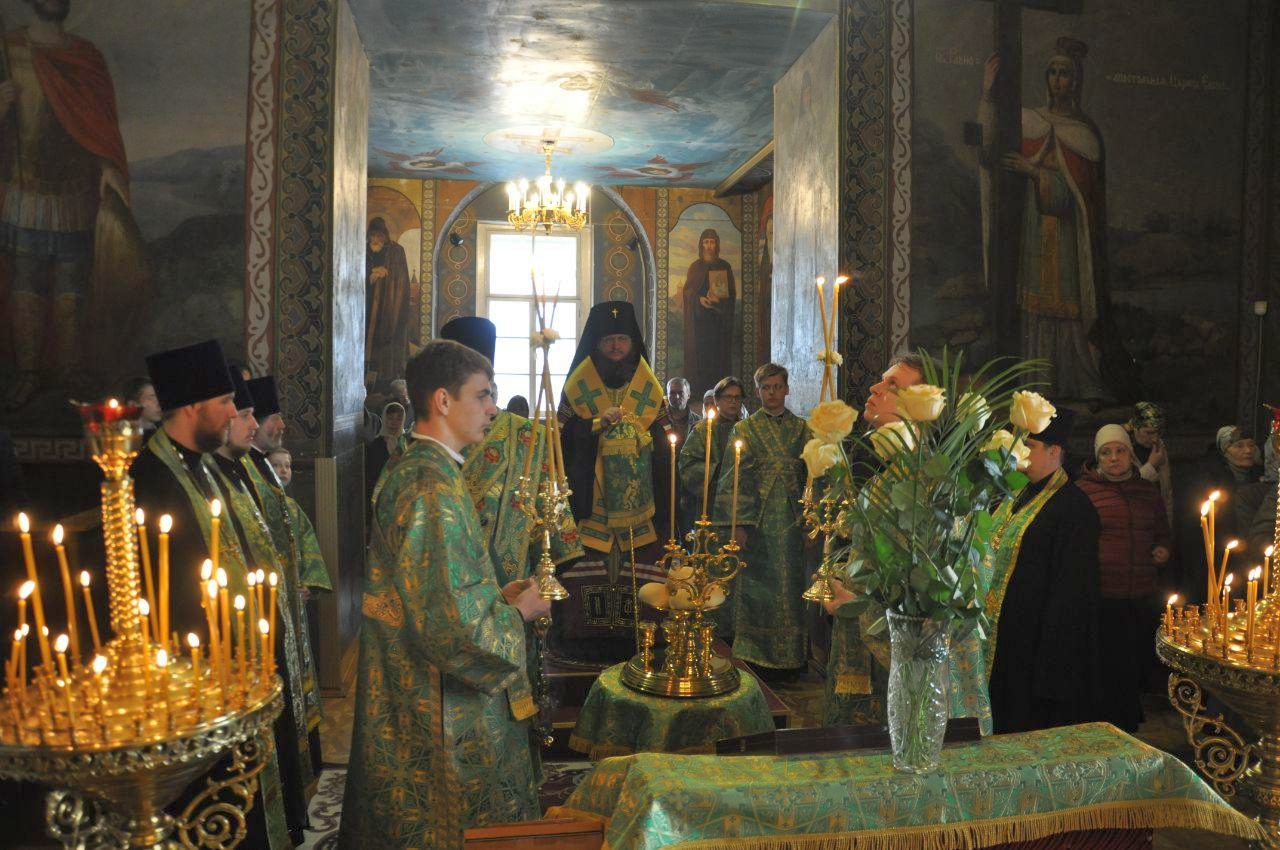 Архиепископ Боярский Феодосий совершил всенощное бдение накануне Вербного воскресенья