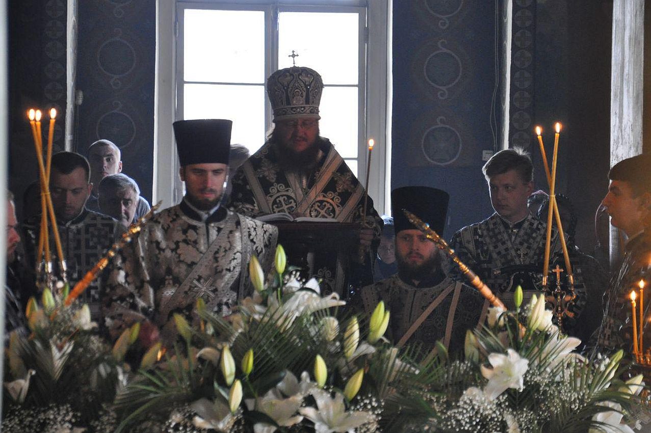 Высокопреосвященный архиепископ Феодосий совершил утреню Великой Субботы с чином погребения Плащаницы