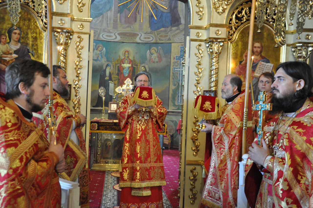 Архієпископ Боярський Феодосій звершив Літургію у Світлу суботу