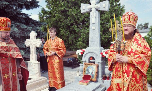 В день отдания Пасхи архиепископ Феодосий совершил Литургию и панихиду на Южном кладбище г.Киева