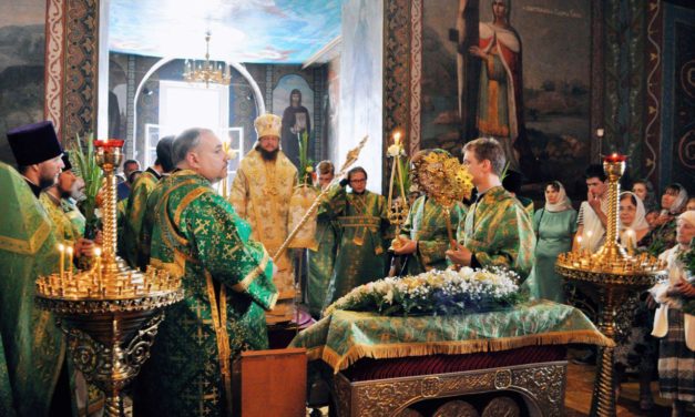 Архиепископ Феодосий совершил праздничное богослужение в День Святой Троицы
