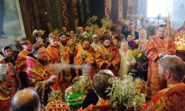 Архиепископ Феодосий совершил Литургию в день праздника Происхождения Честных Древ Животворящего Креста Господня