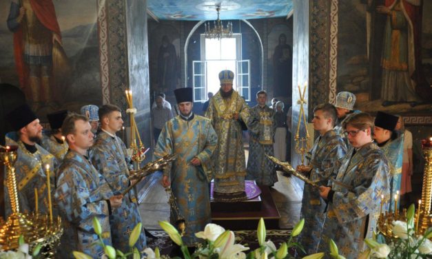 Архиепископ Феодосий совершил утреню с чином погребения Плащаницы Богородицы