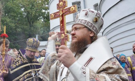 Архиепископ Феодосий совершил Литургию в день престольного праздника Крестовоздвиженского храма на Подоле