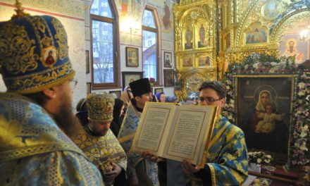 Архієпископ Феодосій, звершивши Літургію, разом з духовенством і народом вклонився чудотворному образу Данівської Божої Матері