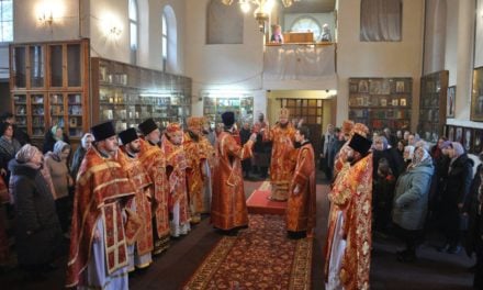 Архиепископ Феодосий возглавил Литургию по случаю малого престольного праздника в Петропавловском храме на Подоле