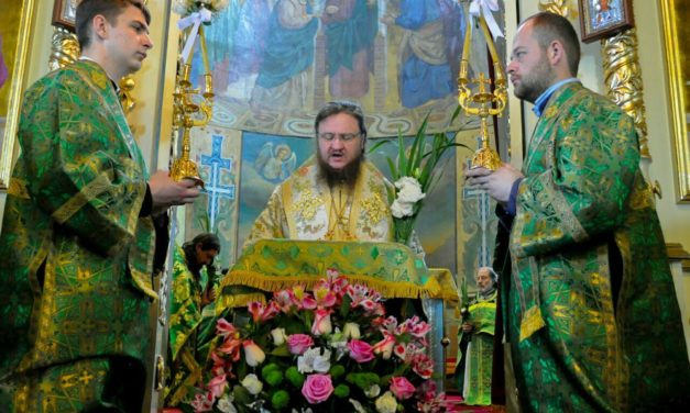 Архиепископ Феодосий совершил праздничное богослужение в День Святой Троицы