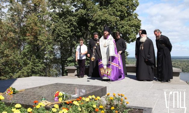 Архієпископ Феодосій помолився на могилі Тараса Шевченка в Каневі