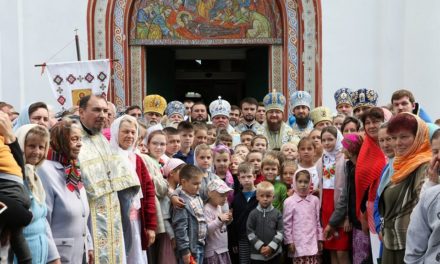Архиепископ Феодосий совершил праздничную Литургию в Каневе и благословил детей на обучение