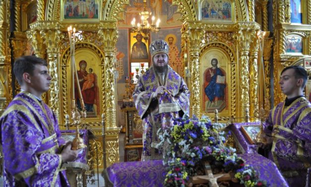 Архиепископ Феодосий совершил Литургию в день праздника Происхождения Честных Древ Креста Господня (+ВИДЕО)