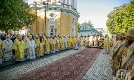 Архиепископ Феодосий сослужил Предстоятелю УПЦ на праздничной Литургии в Киево-Печерской Лавре (+ВИДЕО)