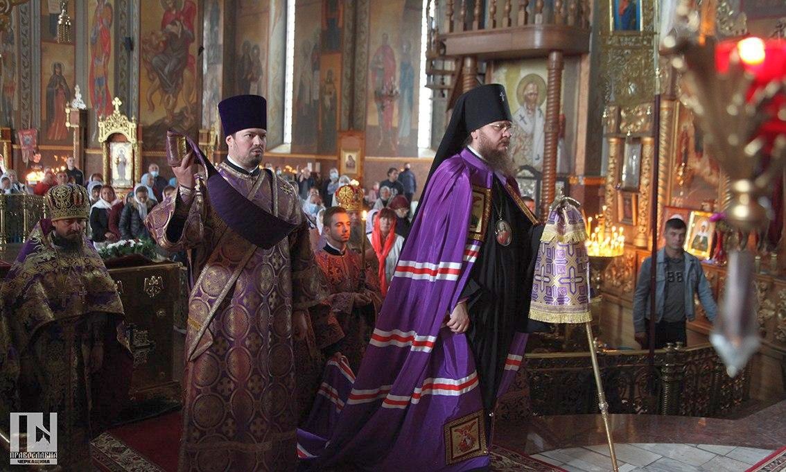 Архієпископ Феодосій очолив Літургію у день свята Воздвиження Хреста Господнього