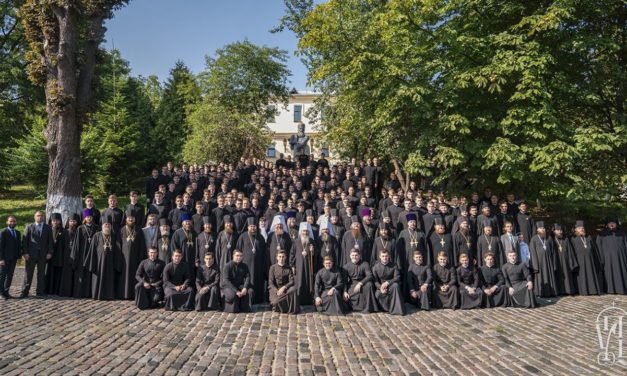 Архієпископ Феодосій взяв участь у молебні з нагоди початку нового навчального року перед мощами прп.Нестора Літописця