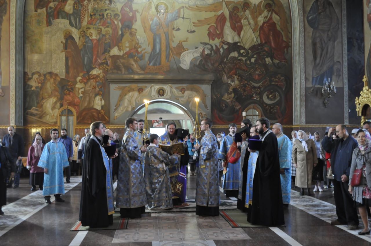 Архиепископ Феодосий совершил всенощное бдение накануне праздника Покрова Пресвятой Богородицы