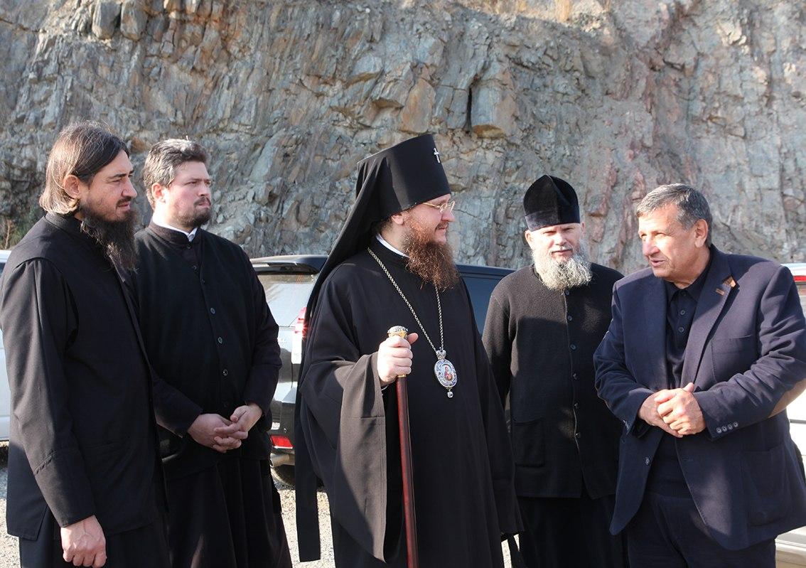 Архиепископ Феодосий посетил уникальный уголок Черкасщины – Малобузуковский гранитный карьер
