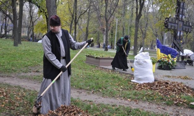 Соборний парк прибрано спільними зусиллями віруючих черкащан