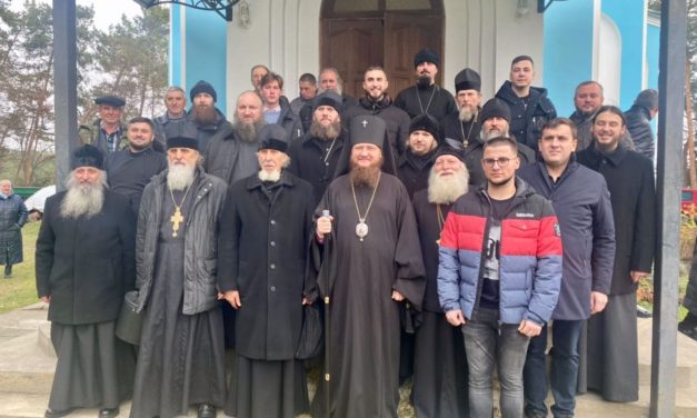 Архиепископ Черкасский и Каневский Феодосий совершил Божественную литургию в день памяти святителя Иоанна Златоустого