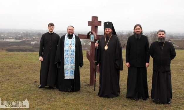 Архиепископ Феодосий осмотрел место будущей застройки Покровского храма в городе Каменка