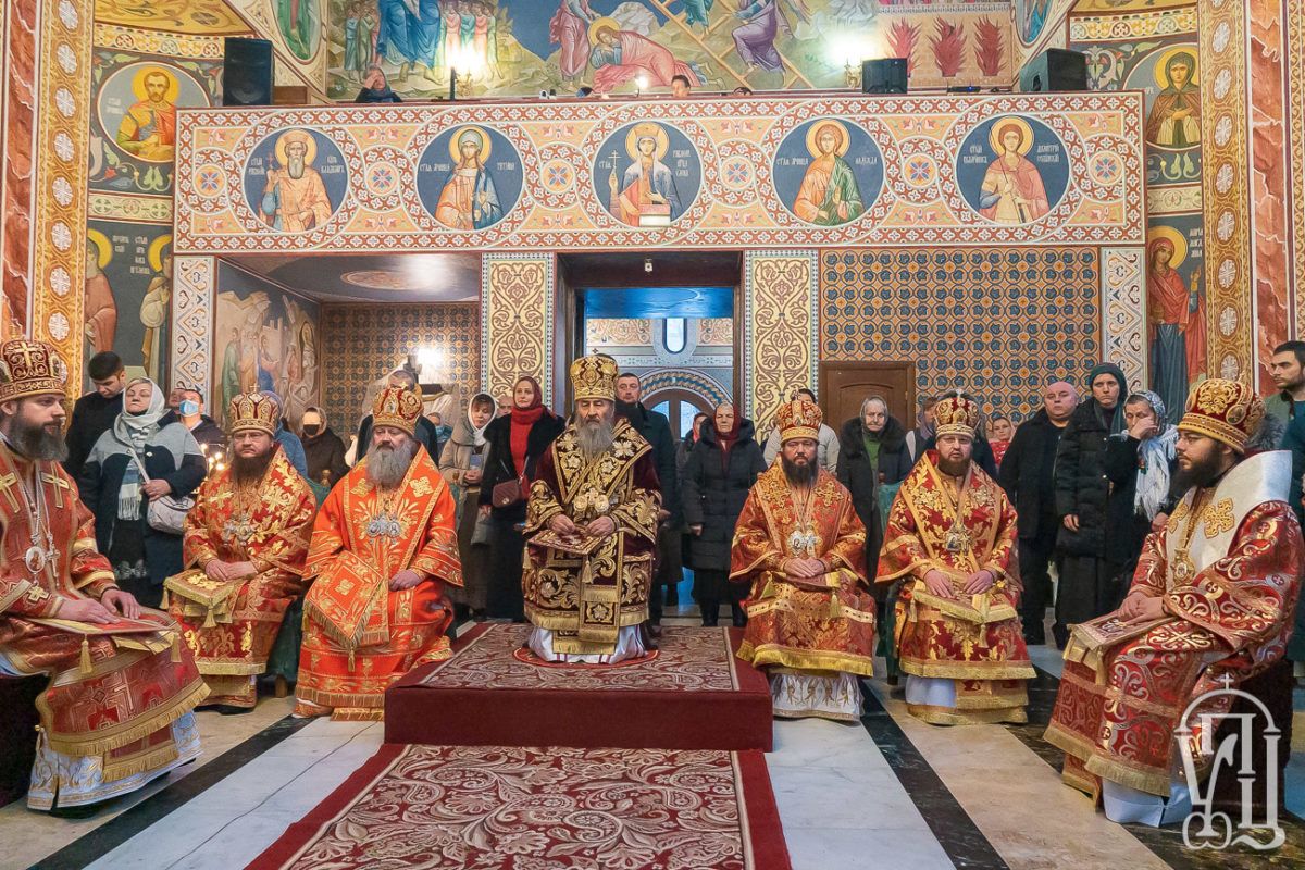 Архиепископ Феодосий сослужил Предстоятелю УПЦ в Свято-Варваринском храме на территории столичной больницы (+ВИДЕО)
