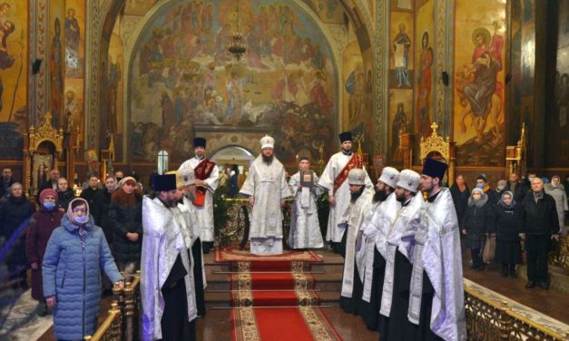 Архієпископ Черкаський і Канівський Феодосій звершив Велику вечірню у день Різдва Христового