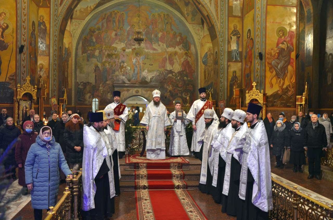 Архиепископ Черкасский и Каневский Феодосий совершил Великую вечерню в день Рождества Христова