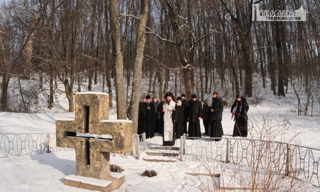Архиепископ Феодосий совершил литию на братской могиле мирных жителей, расстрелянных немцами во время Второй мировой войны