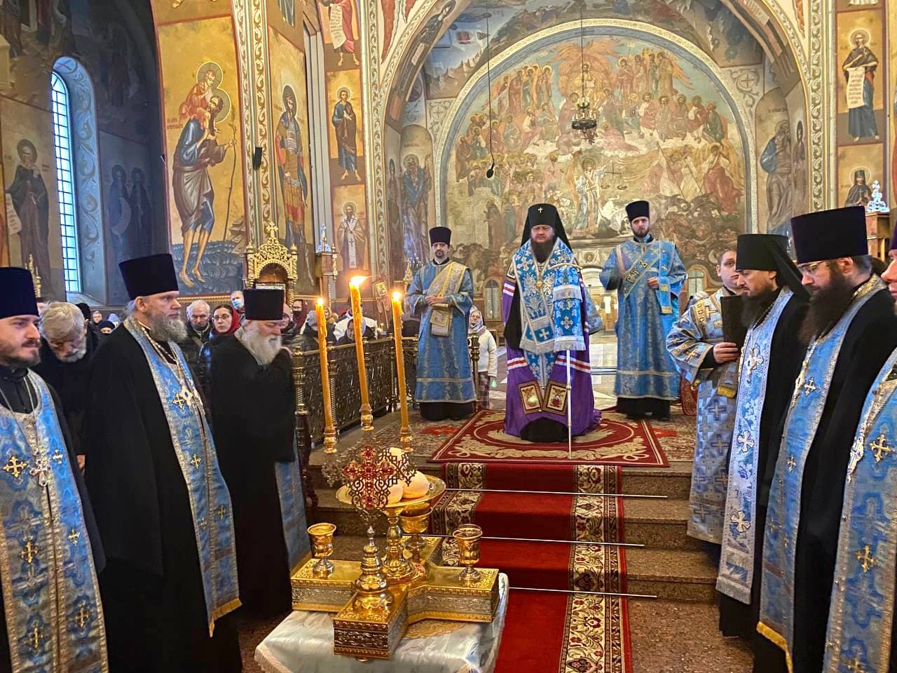 Архиепископ Феодосий совершил всенощное бдение накануне праздника Сретения