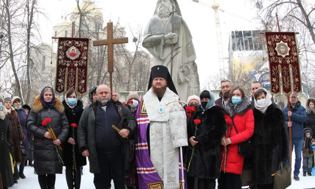 100-річчя священства свт.Луки (Войно-Ясенецького): у Черкасах біля пам’ятника святителя освятили халати медпрацівників