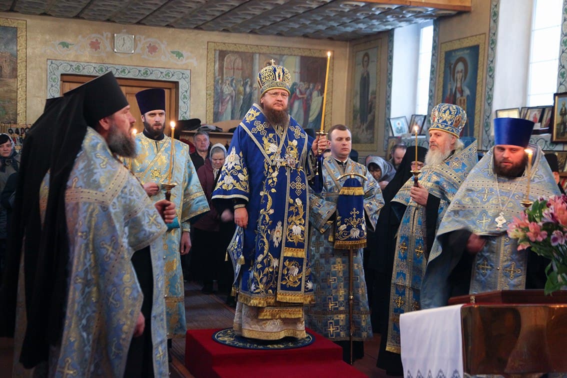 Архиепископ Феодосий совершил Благовещенскую всенощную в Стеблевском женском монастыре