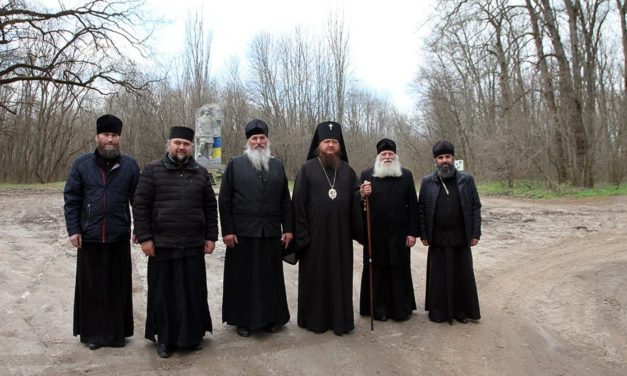 Архиепископ Феодосий посетил выдающиеся исторические места Холодного Яра