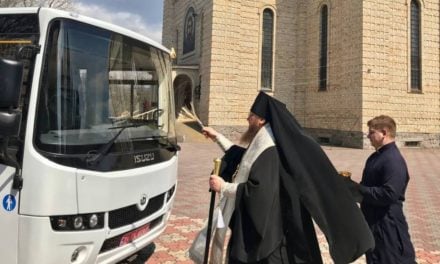 Архієпископ Феодосій освятив новий шкільний автобус для Черкаської православної гімназії