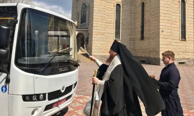 Архиепископ Феодосий освятил новый школьный автобус для Черкасской православной гимназии