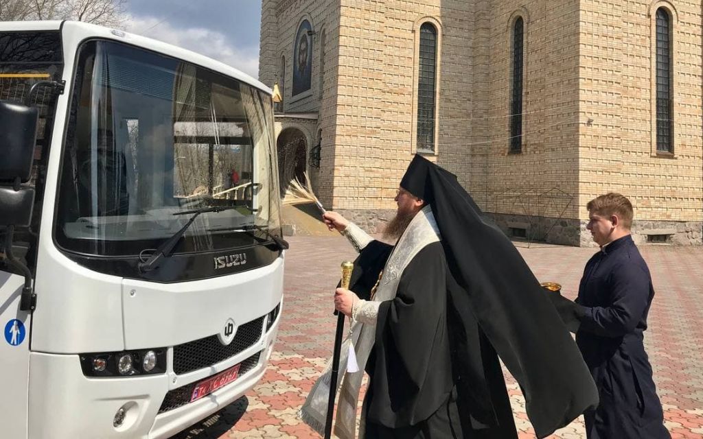 Архиепископ Феодосий освятил новый школьный автобус для Черкасской православной гимназии