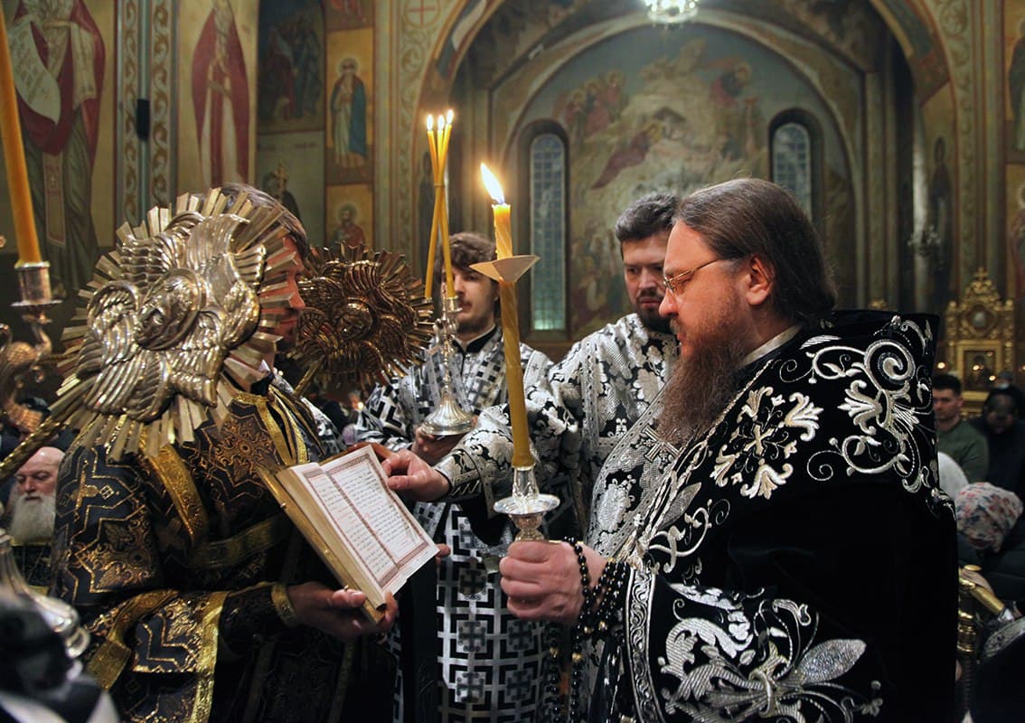 Високопреосвященніший архієпископ Феодосій звершив утреню Великої Суботи з чином поховання Плащаниці