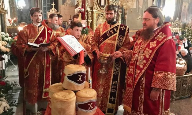 В Пасхальную ночь архиепископ Феодосий совершил праздничную заутреню и Божественную литургию